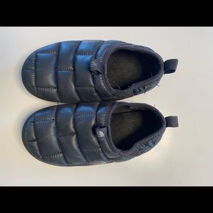 North face slippers hardly worn